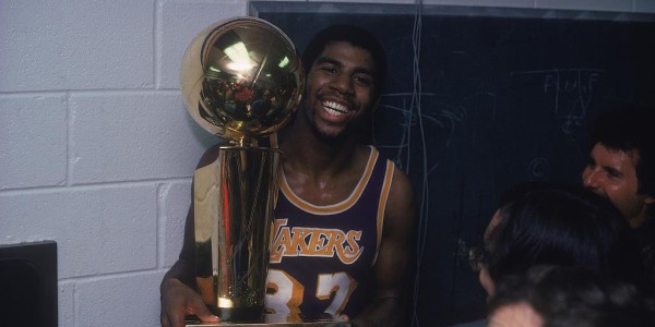 从受伤到接管比赛：00年总决赛G4鲨鱼犯满 科比扛起湖人封神印城