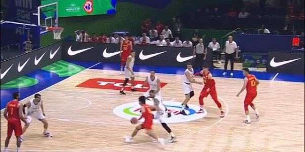 博鱼官网-砍下17分全场最高！赵睿成今夜男篮外线进攻唯一解