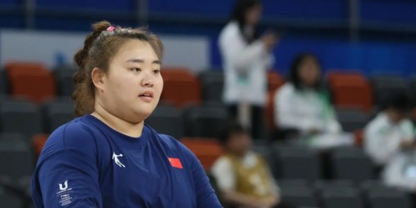 正式官宣！中国篮坛顶级中锋完成转会，离开北京首钢，加盟上海